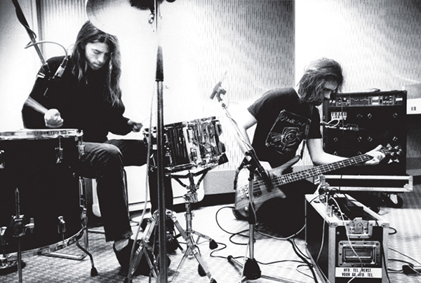 Dave Grohl and Krist Novoselic during the recording sessions.
